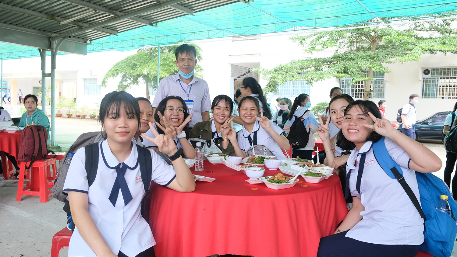 Những suất cơm ấm lòng sĩ tử